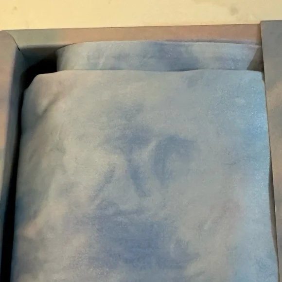 Blissy 22-Momme 100% Mulberry Silk Pillowcase in Tie Dye Standard Size 20”x 26” - Picture 7 of 8